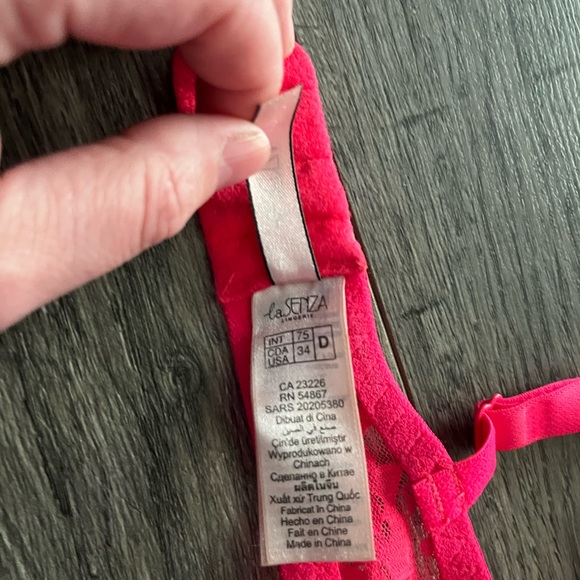 La Senza 34D pretty bra - Picture 2 of 2